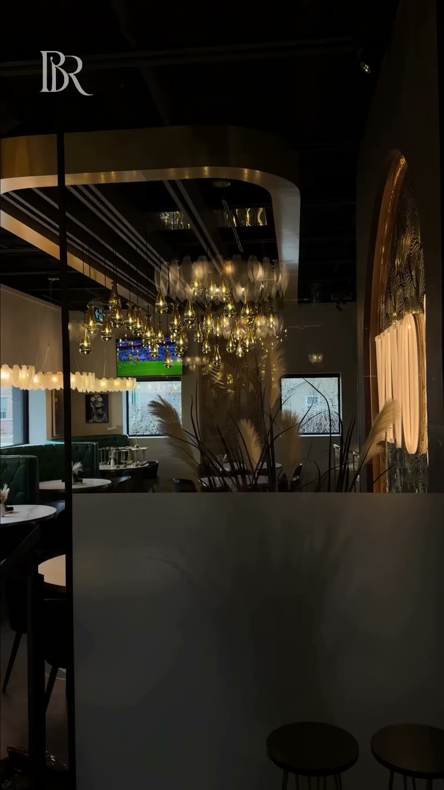 Blackridge’s frosted-film installation in the Vivo Avanti dining room